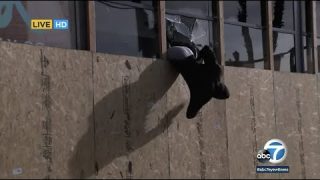 Trapped looters bust through store window amid chaos during Long Beach protest | ABC7